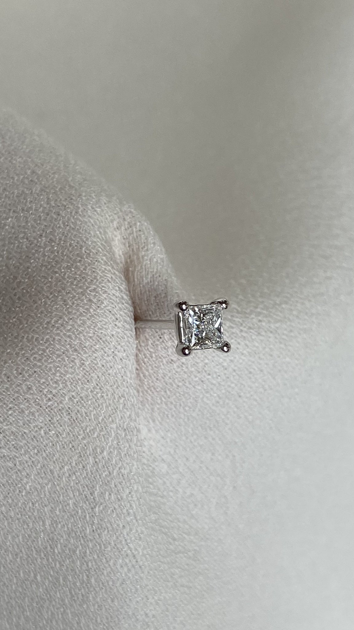 Naila Stud 9K White Gold